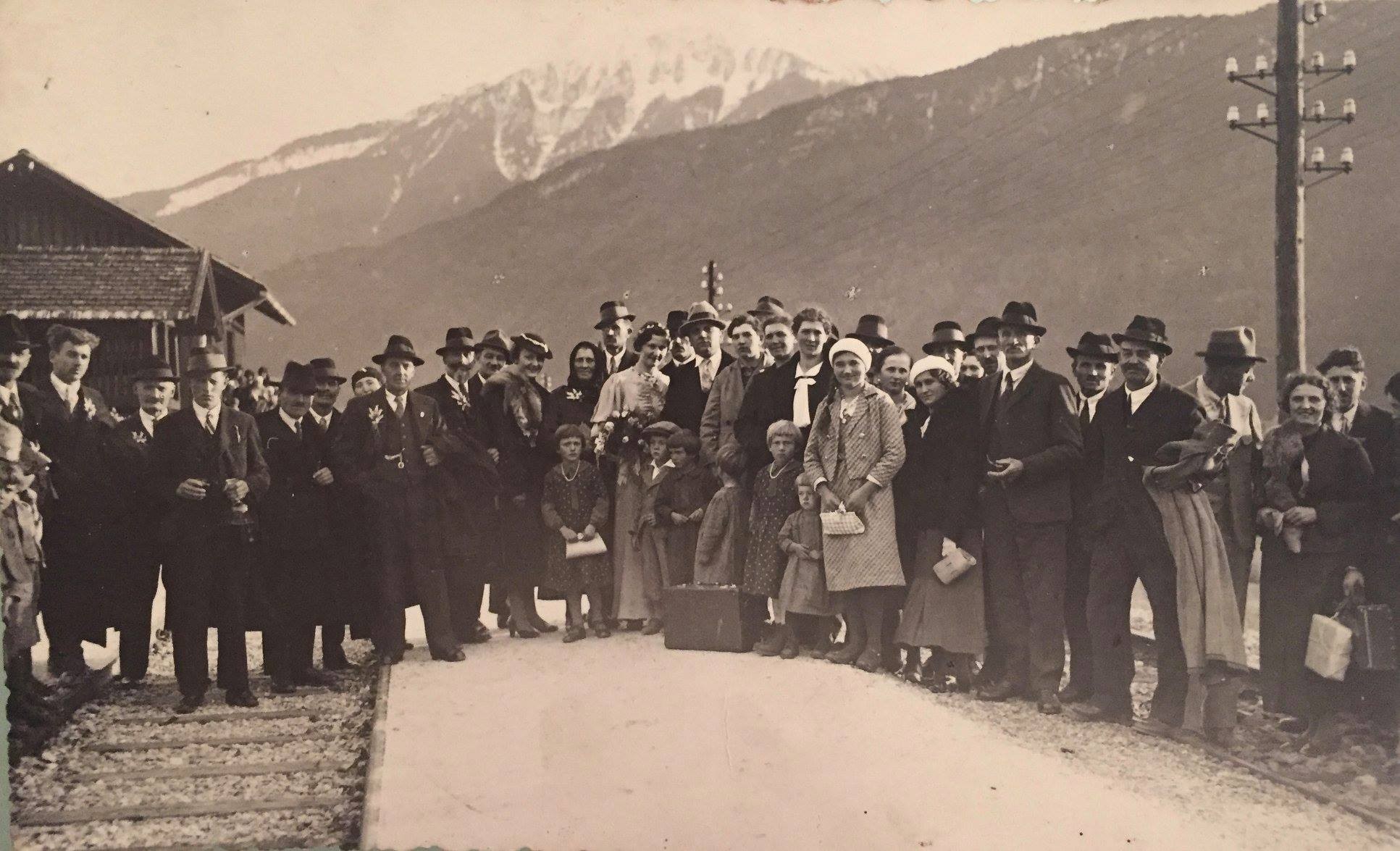 Hochzeitsgesellschaft am Bahnhof Görtschach-Förolach, um 1935.