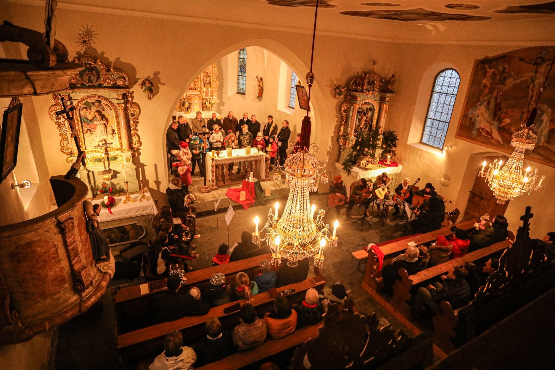 Blick von der Empore in den Innenraum der Kirche St. Heinrich.