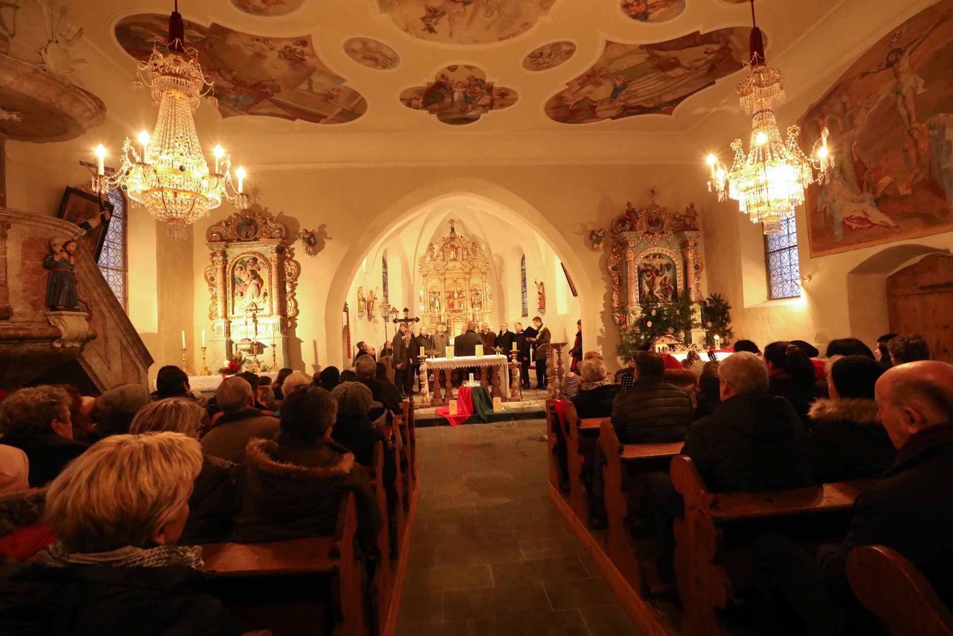 Innenraum der Kirche St. Heinrich mit Blick zum Hochaltar.