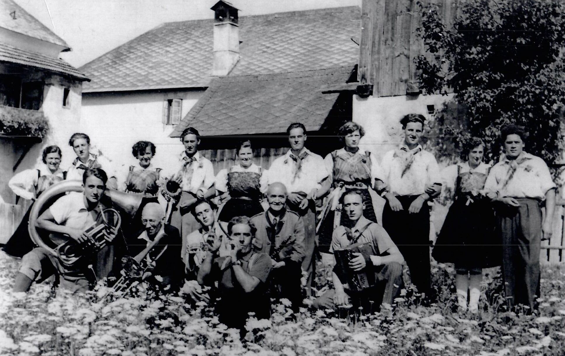 Kirchtagsgesellschaft mit Musikanten in Görtschach, um 1946.