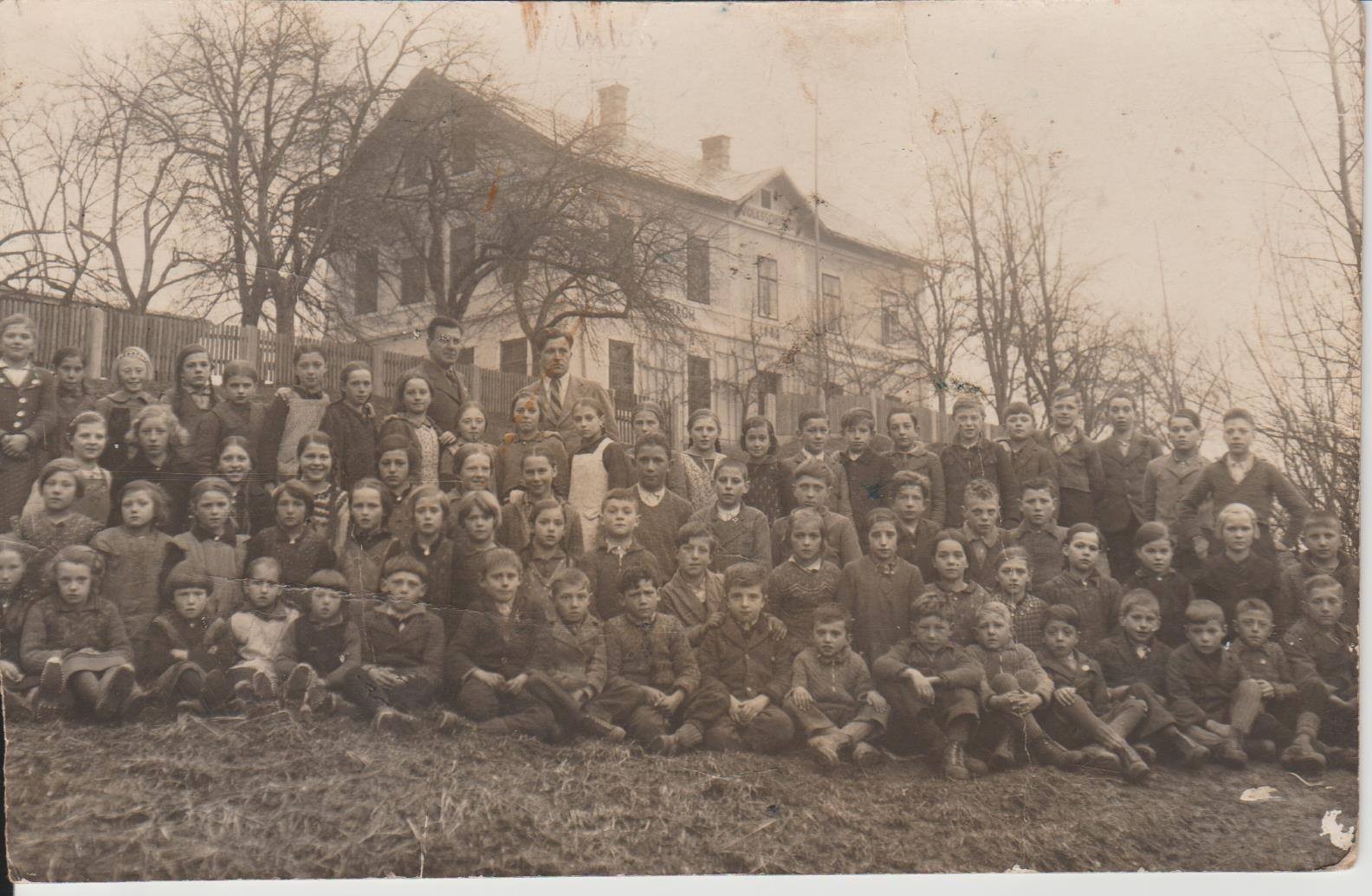 Schulaufnahme der Volksschule Görtschach, um 1940.